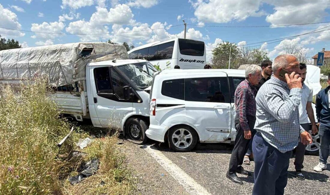 Diyarbakır’da, kurbanlık hayvan taşıyan bir kamyonet ile bir hafif ticari