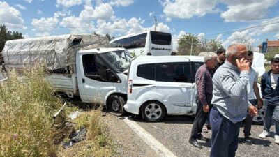 Diyarbakır’da, kurbanlık hayvan taşıyan bir kamyonet ile bir hafif ticari