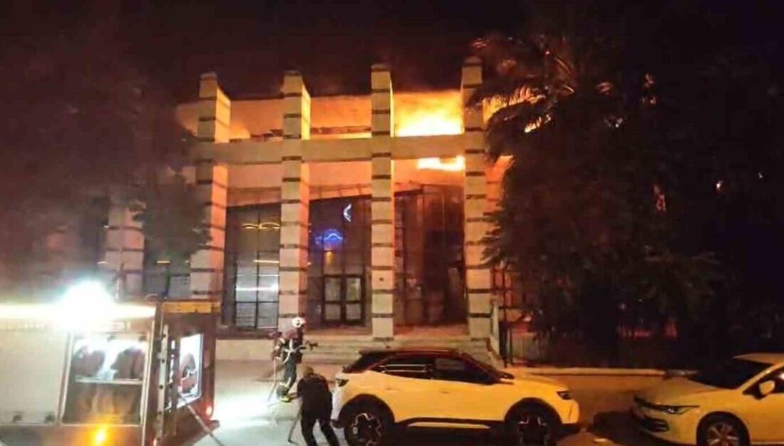 Kuşadası ilçesinde, deprem riski nedeniyle terkedilen eski PTT binasında çıkan