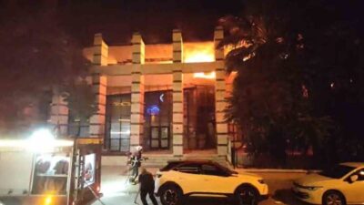 Kuşadası ilçesinde, deprem riski nedeniyle terkedilen eski PTT binasında çıkan