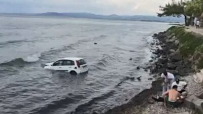 Kuşadası ilçesinde meydana gelen bir trafik kazasında otomobilin denize uçması
