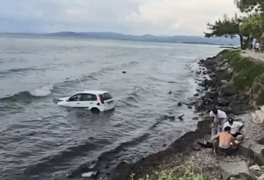 Kuşadası ilçesinde meydana gelen bir trafik kazasında otomobilin denize uçması