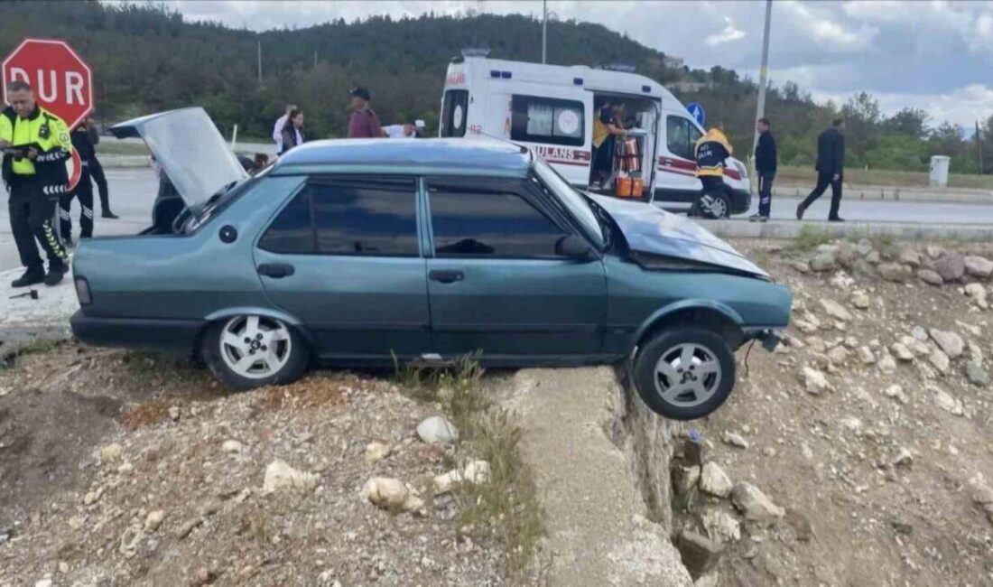 Kütahya’nın Emet ilçesinde meydana gelen trafik kazasında, 3 kişi yaralandı.