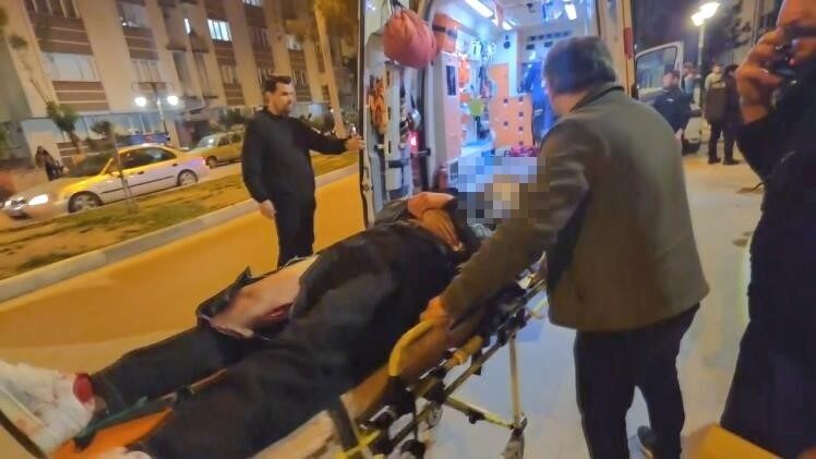 Kütahya merkezinde meydana gelen olayda iki genç, sokak ortasında motosikletli