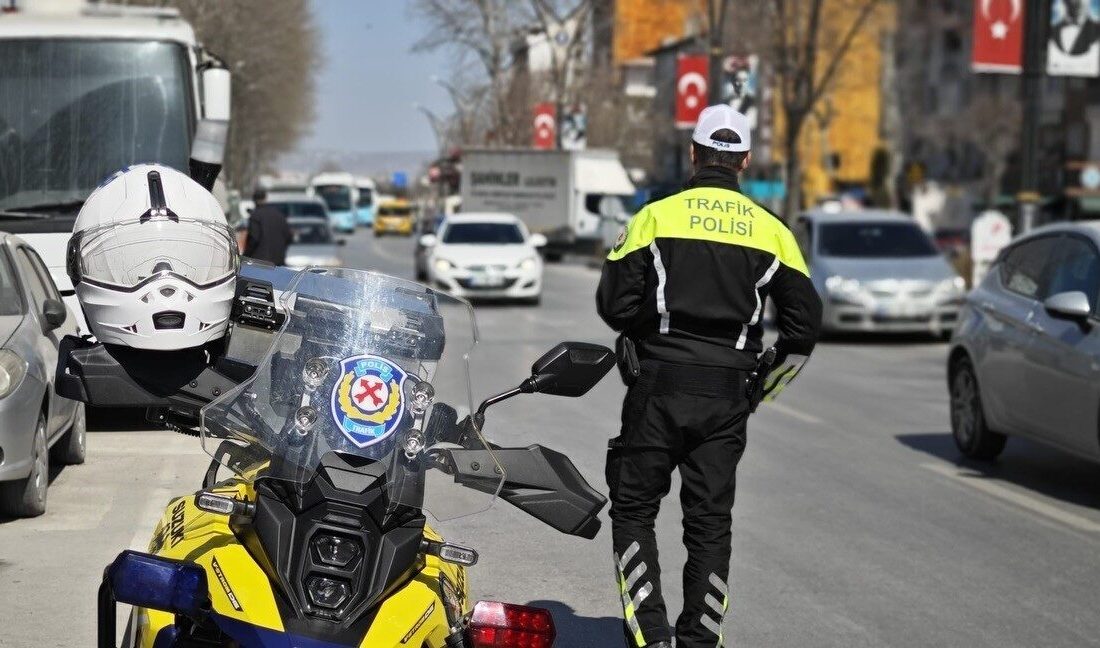 Kütahya İl Emniyet Müdürlüğü ekipleri, motosiklet sürücülerine yönelik trafik denetimleri