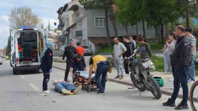 Kütahya’da bir motosiklet sürücüsü, yol vermek için hızını kesen bir