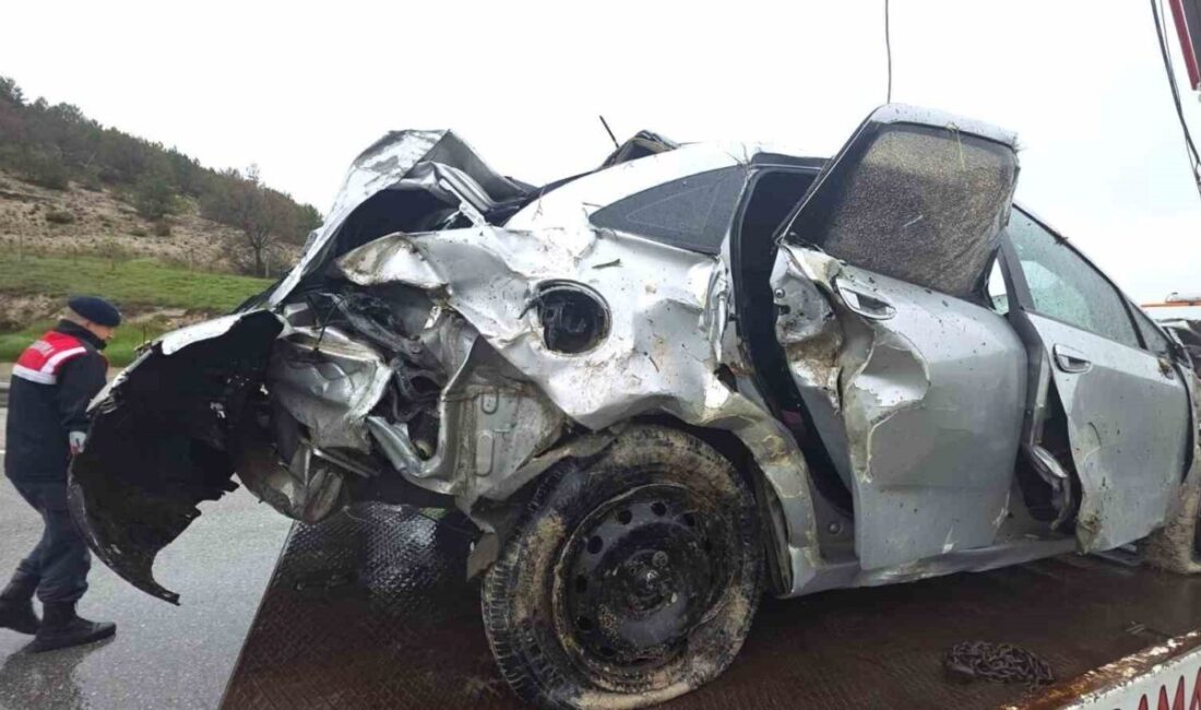 Kütahya’da Porsuk Çayı’na devrilen bir otomobilin sebep olduğu trafik kazasında,