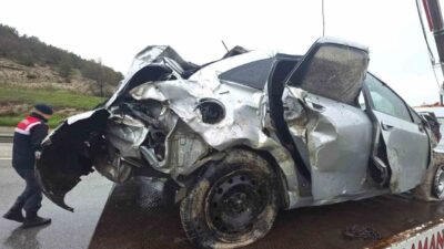 Kütahya’da Porsuk Çayı’na devrilen bir otomobilin sebep olduğu trafik kazasında,