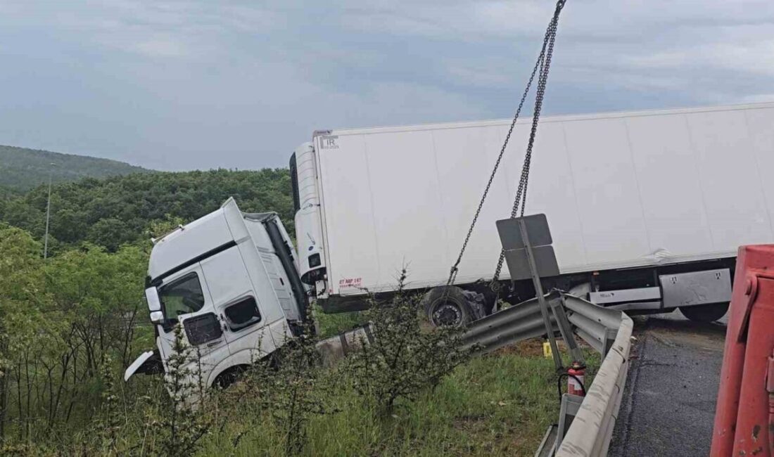 Kuzey Marmara Otoyolu’nda meydana gelen trafik kazasında bir aracın tıra