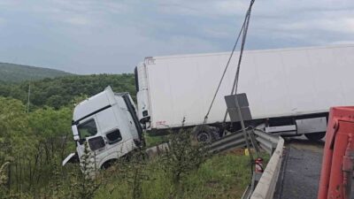 Kuzey Marmara Otoyolu’nda meydana gelen trafik kazasında bir aracın tıra