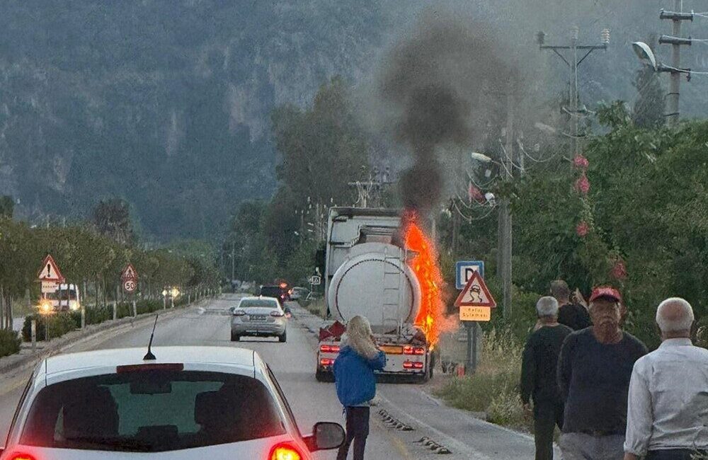 Muğla’nın Ortaca ilçesinde, yakıt taşıyan tanker aracında meydana gelen yangın,