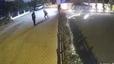 Kuşadası ilçesine bağlı Aydın’da bir sitenin bahçesinde bulunan lüks aracın