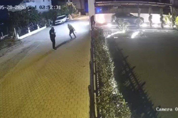 Kuşadası ilçesine bağlı Aydın’da bir sitenin bahçesinde bulunan lüks aracın
