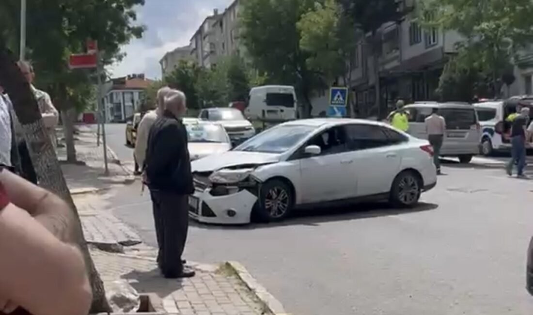 Lüleburgaz ilçesinde meydana gelen zincirleme trafik kazasında 3 aracın maddi