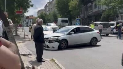 Lüleburgaz ilçesinde meydana gelen zincirleme trafik kazasında 3 aracın maddi
