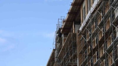 Kırşehir’de devam etmekte olan hükümet konağı inşaatında çalışan 2 işçi,