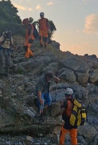 Muğla’nın Datça ilçesinde, Karya Yolu bölgesinde mahsur kalan 2 vatandaş,