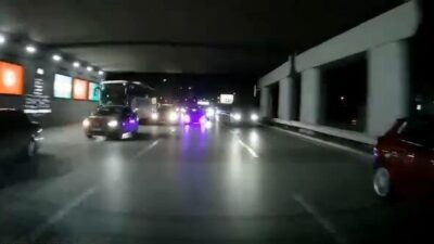 Bir otomobilin, Bursa’da Mudanya Yolu Acemler mevkiinde trafiğin akışına ters