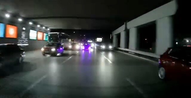 Bir otomobilin, Bursa’da Mudanya Yolu Acemler mevkiinde trafiğin akışına ters