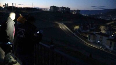 Malatya’da bir araç içerisinde tartışan bir erkek ve bir kadın,