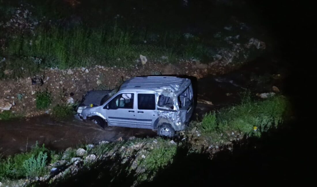 Malatya’da meydana gelen olayda, bir hafif ticari araç dereye uçtu