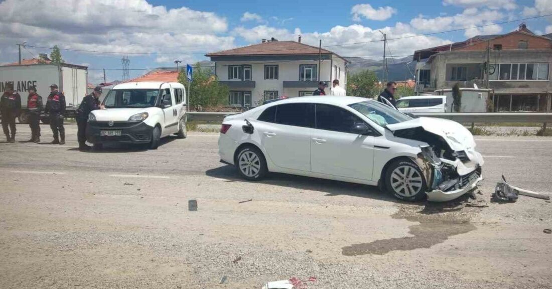 Malatya’nın Doğanşehir ilçesinde meydana gelen trafik kazasında, hafif ticari araç