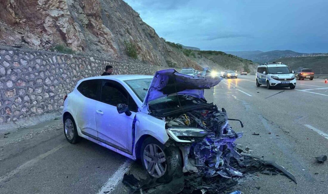 Malatya’da meydana gelen trafik kazasında, iki otomobilin kafa kafaya çarpışması