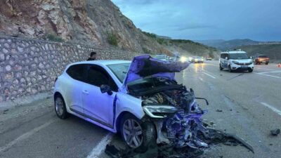 Malatya’da meydana gelen trafik kazasında, iki otomobilin kafa kafaya çarpışması