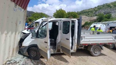 Malatya’da bir kamyonet sürücüsünün kontrolünden çıkarak şantiyedeki prefabrik yapının duvarına