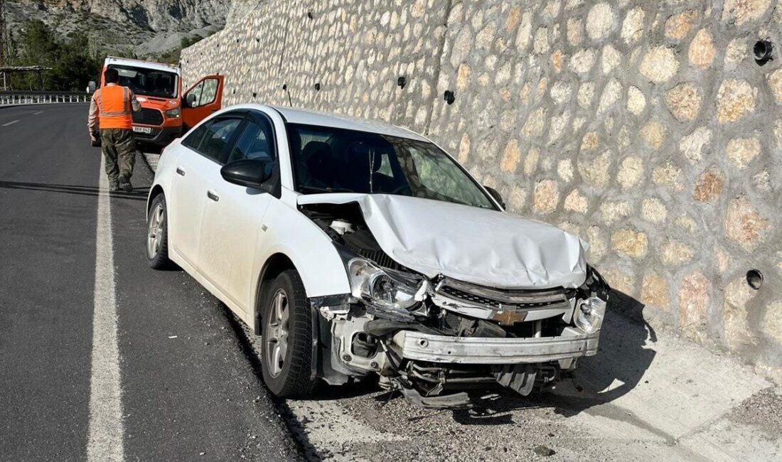 Malatya’da bir otomobilin kontrolünü kaybederek istinat duvarına çarpması sonucu meydana
