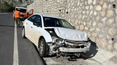 Malatya’da bir otomobilin kontrolünü kaybederek istinat duvarına çarpması sonucu meydana