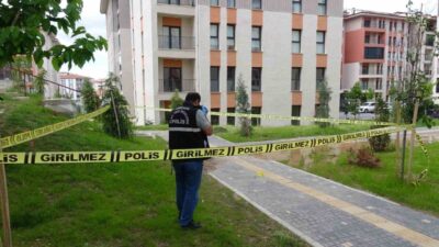 Malatya’da bir sitenin içerisinde hareketsiz bir şekilde yerde yatan 59
