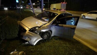 Malatya’da bir otomobil ile bir tırın çarpışması sonucu otomobil refüje