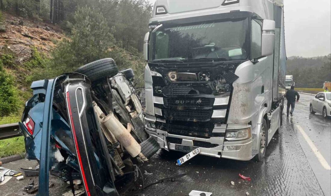 Tarsus ilçesinde meydana gelen trafik kazasında 3 araç karıştı. Kazada