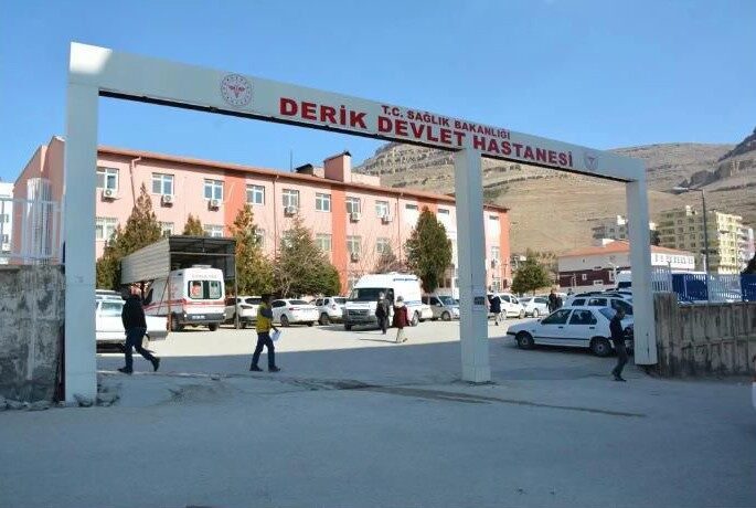 Mardin’in Derik ilçesinde, bir evin avlusunda geri manevra yapan aracın