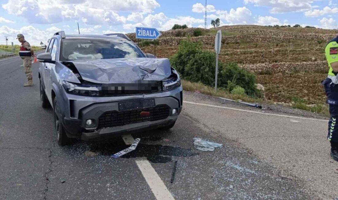 Mardin’in Midyat ilçesinde meydana gelen trafik kazasında, iki aracın çarpışması