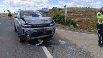 Mardin’in Midyat ilçesinde meydana gelen trafik kazasında, iki aracın çarpışması