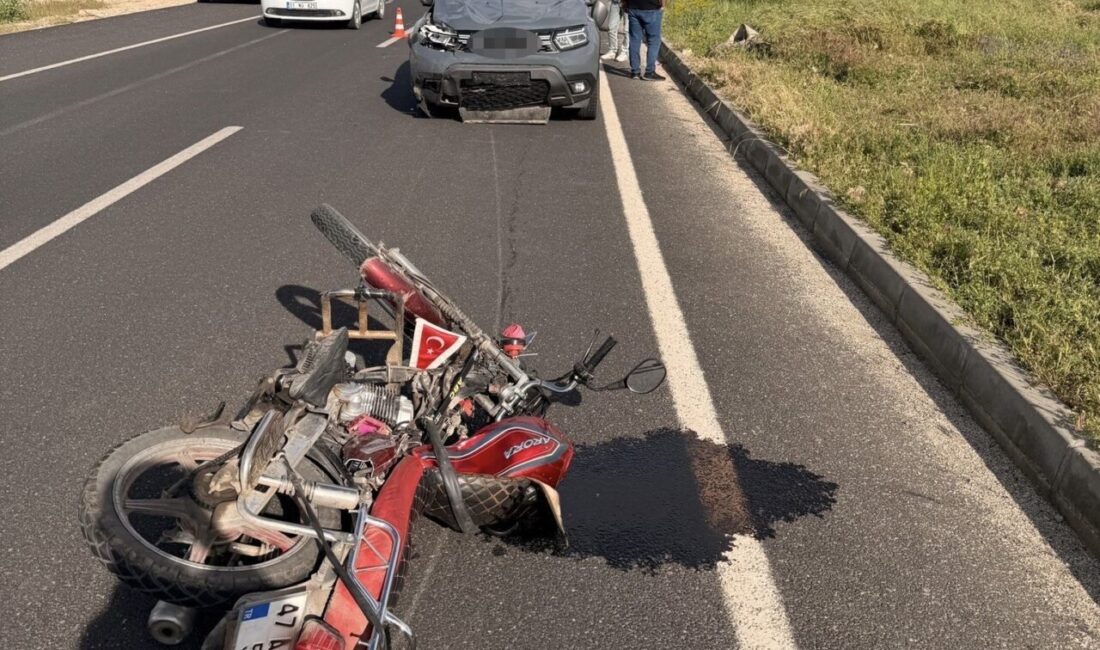 Mardin’in Midyat ilçesinde meydana gelen trafik kazasında otomobil ile motosikletin