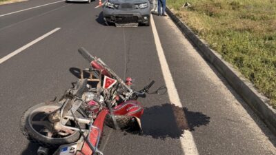 Mardin’in Midyat ilçesinde meydana gelen trafik kazasında otomobil ile motosikletin