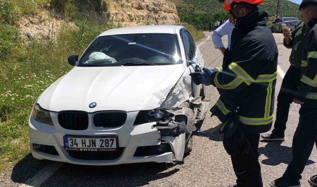 Mardin’in Yeşilli ilçesinde meydana gelen trafik kazasında 2 aracın çarpışması