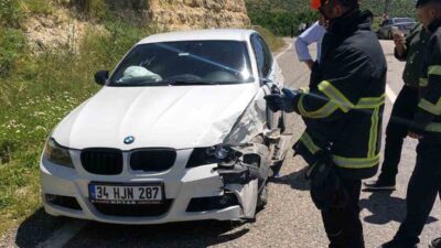 Mardin’in Yeşilli ilçesinde meydana gelen trafik kazasında 2 aracın çarpışması