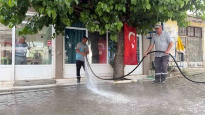 Marmaris Belediyesi, turistik bölgelerde geniş kapsamlı temizlik faaliyetleri yürütüyor. Temizlik