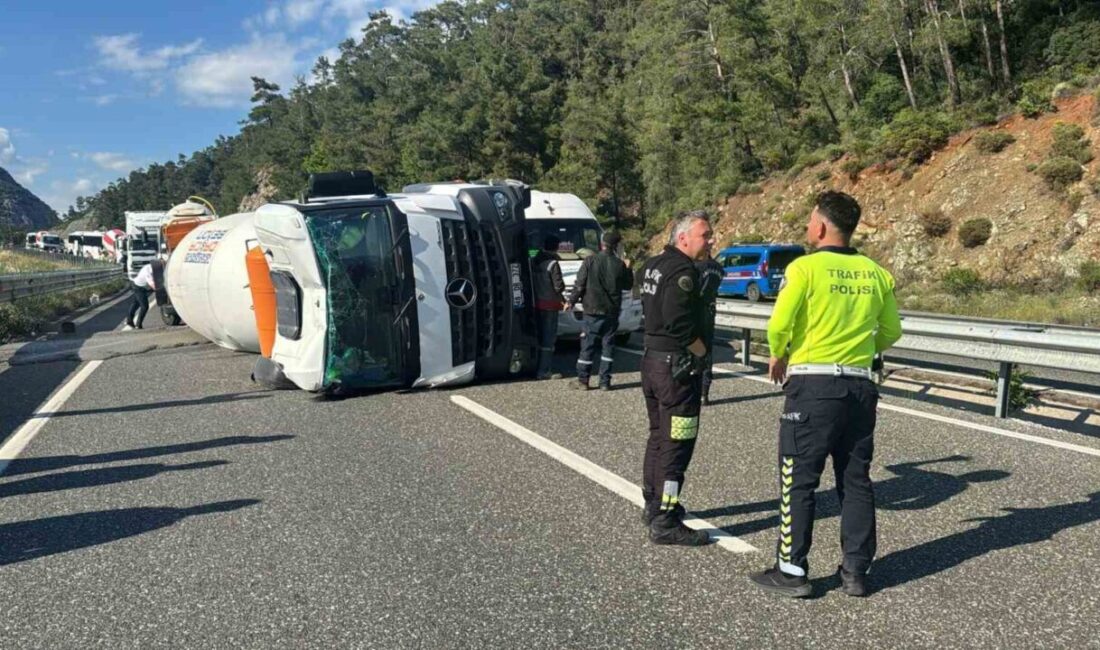 Marmaris ilçesinde meydana gelen bir kazada beton mikserinin devrilmesi sonucunda