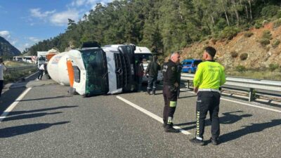Marmaris ilçesinde meydana gelen bir kazada beton mikserinin devrilmesi sonucunda