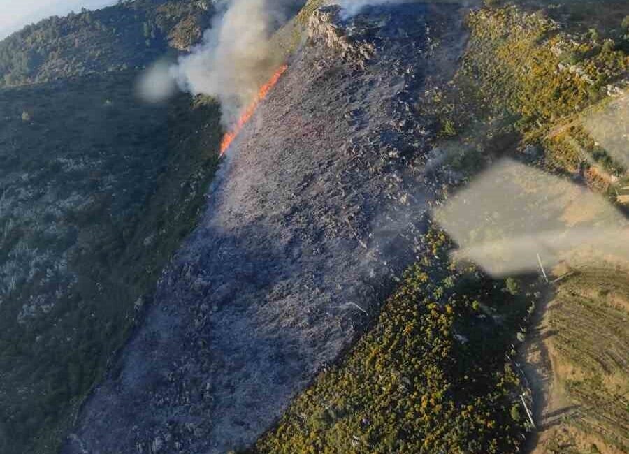 Marmaris ilçesinde meydana gelen orman yangını, ekiplerin havadan ve karadan