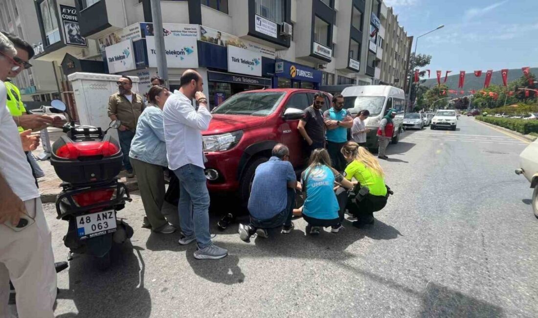 Menteşe ilçesinde meydana gelen trafik kazasında motosiklet ile otomobil çarpıştı,