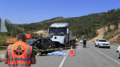 Antalya-Isparta karayolunda meydana gelen trafik kazasında, bir otomobil, karşı yönden