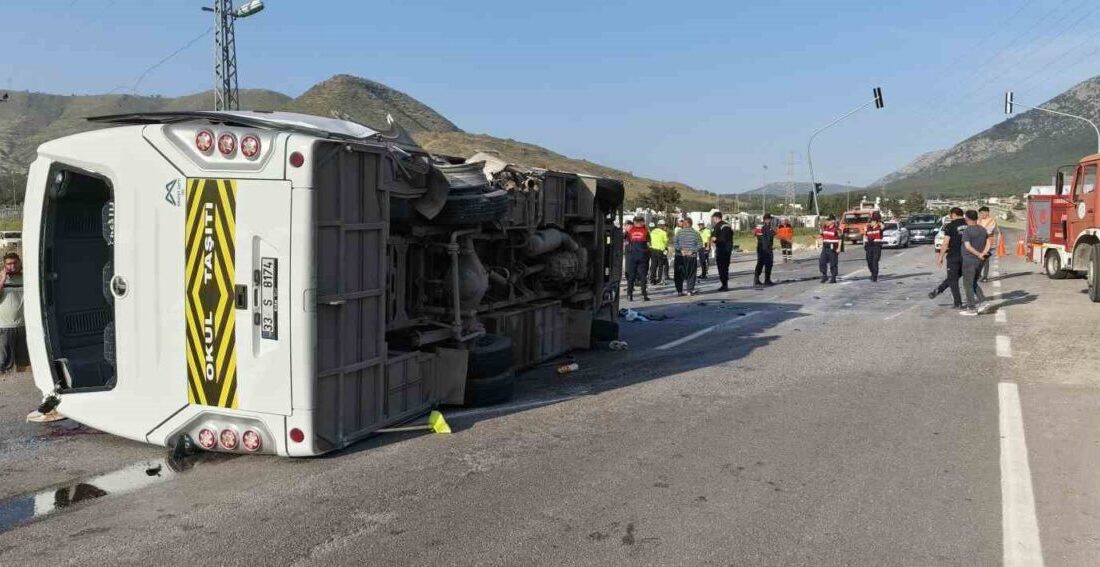 Mersin’in Silifke ilçesinde, Rusya vatandaşı öğrencileri taşıyan bir okul servisinin