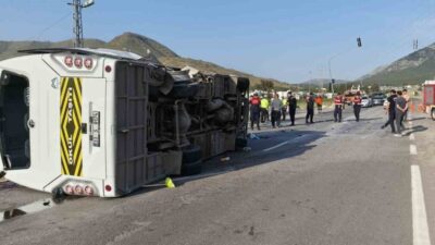 Mersin’in Silifke ilçesinde, Rusya vatandaşı öğrencileri taşıyan bir okul servisinin