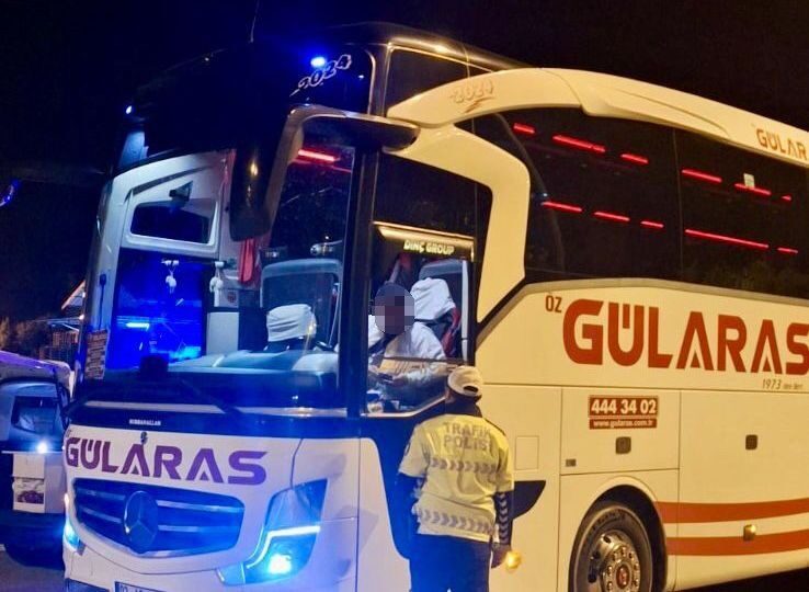 Mersin’de, polis ekipleri tarafından gerçekleştirilen denetimlerde, şehirler arası yolcu taşımacılığı
